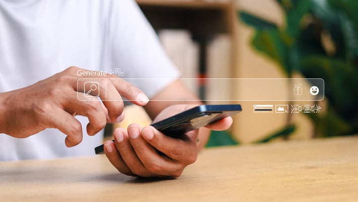Jemand hält ein Smartphone in der einen Hand und tippt mit der anderen etwas ein. Ein KI-Suchfeld ist darüber transparent eingeblendet. | GEO in Online-Marketing-Strategie SUNZINET